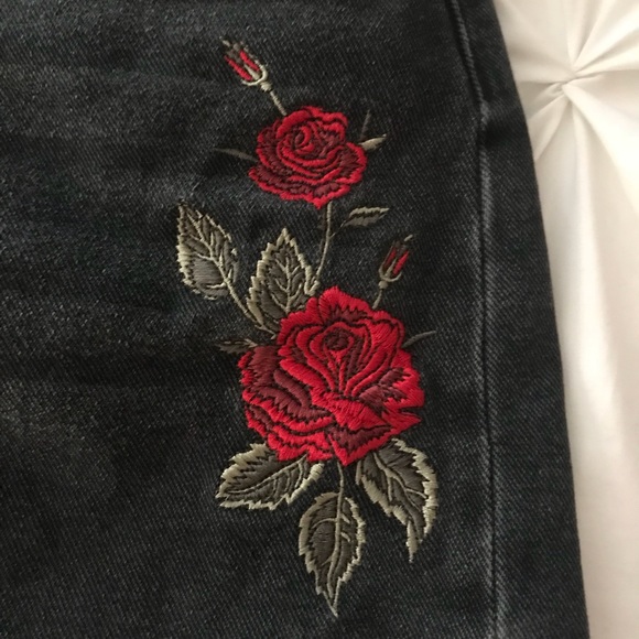SOLD black denim skirt with rose embroidery - Picture 4 of 4